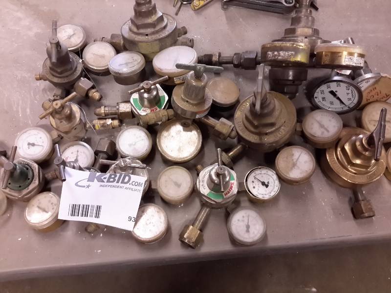 lot 93 image: Large lot of Pressure Gauges