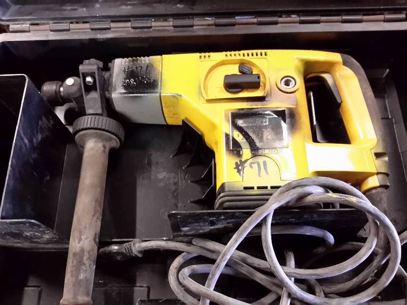 lot 97 image: DW531, 1 12 in Rotary Hammer