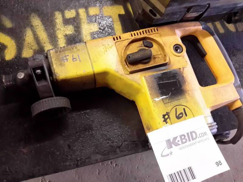 lot 98 image: DW531, 1 12 in Rotary Hammer