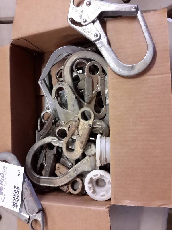 lot 194 image: Box of misc. sizes of safety clips