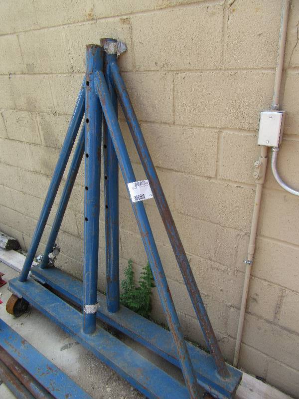 lot 273 image: Tripod, hanging Assembly.. 10 ft x 5 ft high..