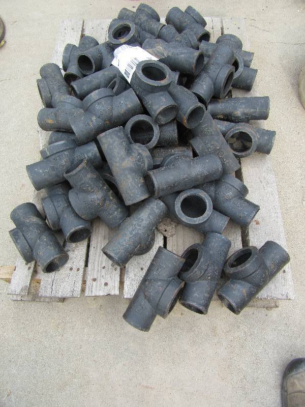 lot 304 image: Lot of Cast Iron Ts.. 2in x 3in