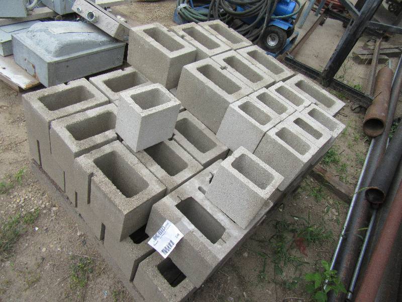 lot 310 image: Pallet of smaller cinder blocks.. 3 sizes