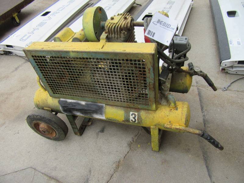 lot 8 image: 2 Tank Air compressor.. 1 12 H.P. Motor
