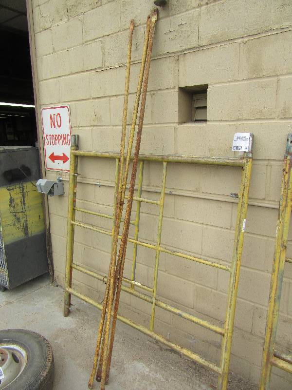 lot 260 image: Scaffolding, 2 End pieces and cross bars.  5ft x 6 ft
