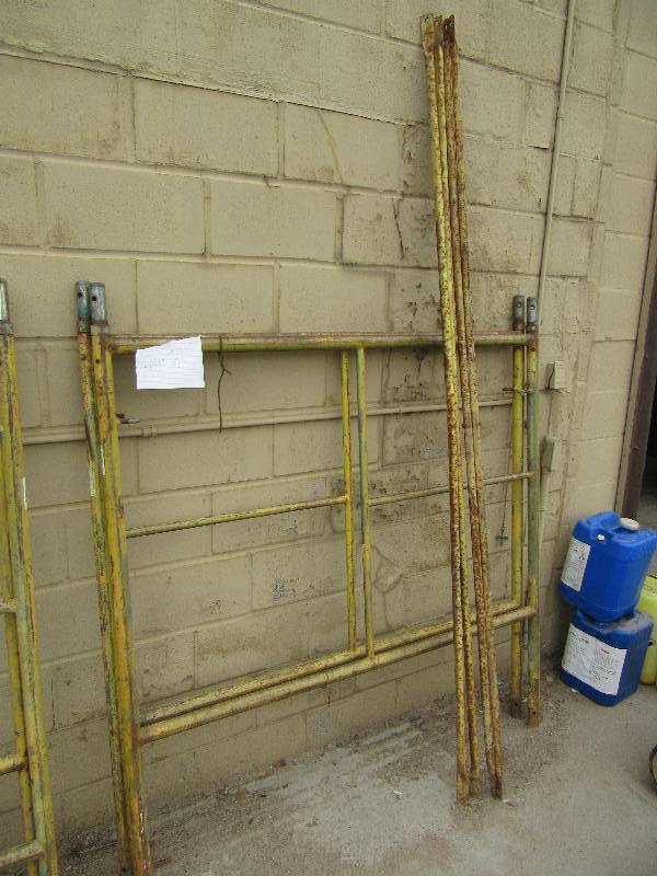 lot 260A image: Scaffolding, 2 End pieces and cross bars.  5ft x 6 ft