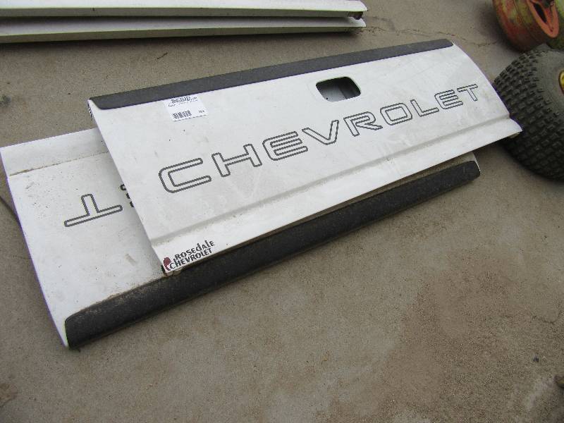 lot 232 image: 2 Tailgates, 62in w, For 1999-2006 Chevy Silverado