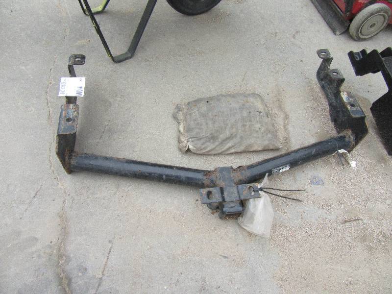 lot 261 image: Under carriage trailer hitch assembly, 39 in bwtween holes
