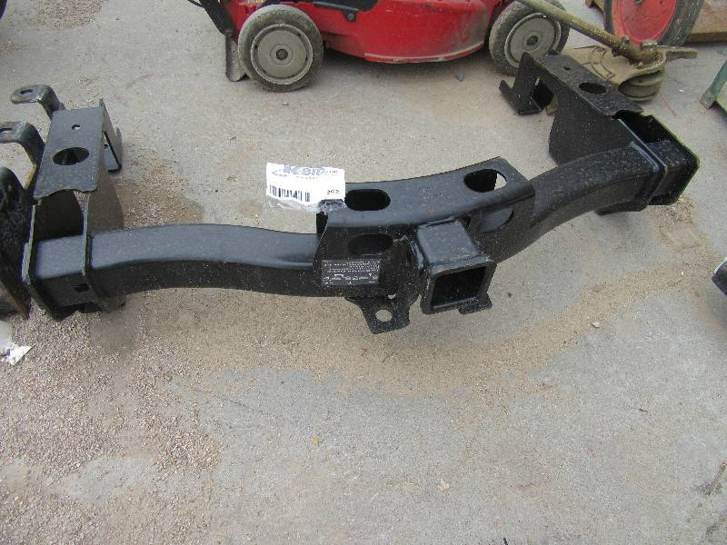 lot 262 image: Under carriage trailer hitch assembly, 39 in bwtween holes