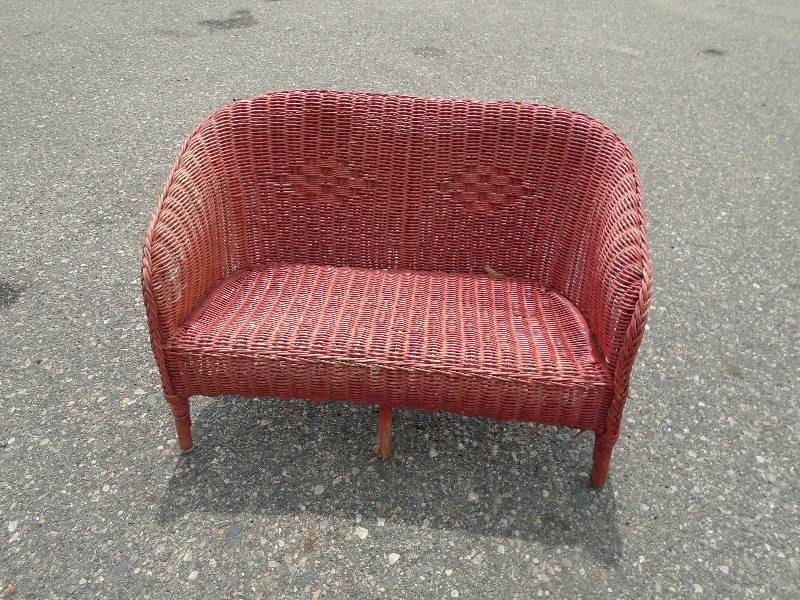 lot 7 image: Wicker Bench