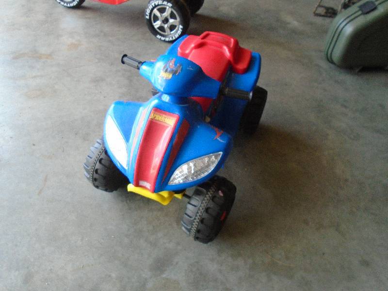 lot 8 image: Kids Electric 4-Wheeler