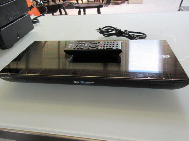 lot 359 image: SONY 3D BLUE RAY PLAYER WITH REMOTE