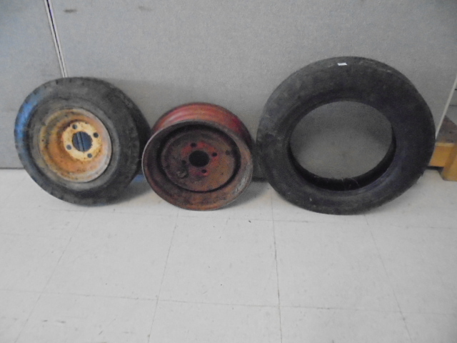 lot 61 image: Trailer Tires and Rim