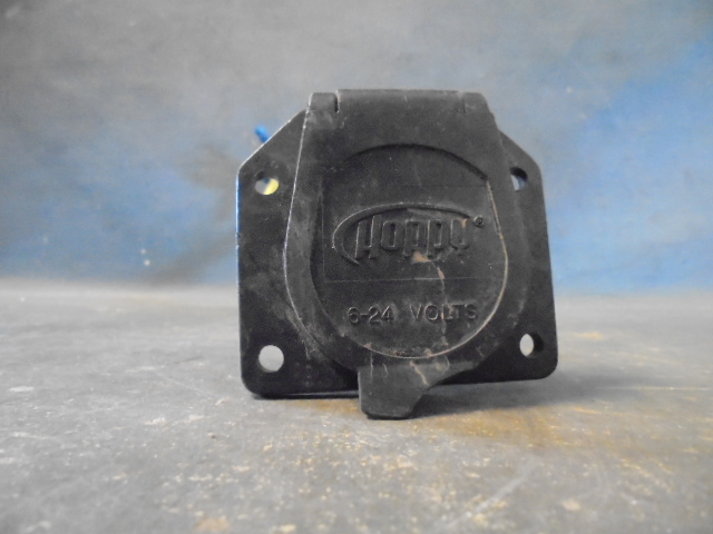 lot 82 image: Utility Light and Trailer Plug
