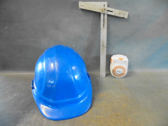 lot 86 image: Hardhat, Timer and Squangle