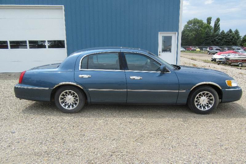 2002 LINCOLN  TOWN CAR