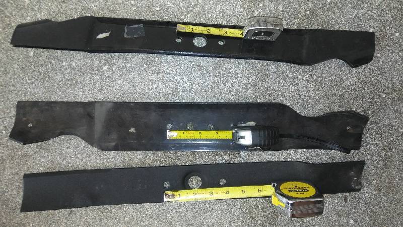 lot 35 image: New 21 Lawn Mower Blades Quantity of 4