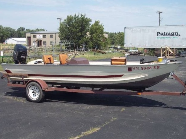 lot 1 image: 1985 Bass Tracker 17 6 boat 70 HP Motor and Trailer