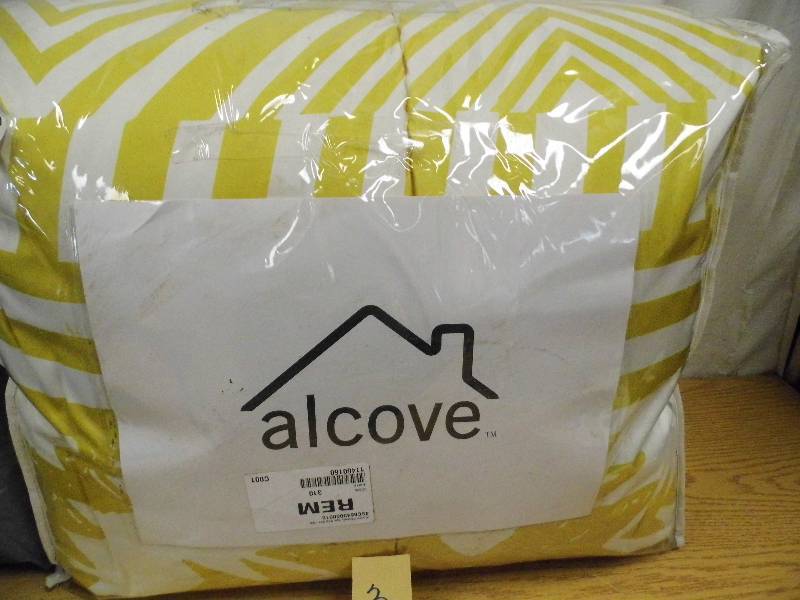lot 3 image: Alcove 8 PC Bedset