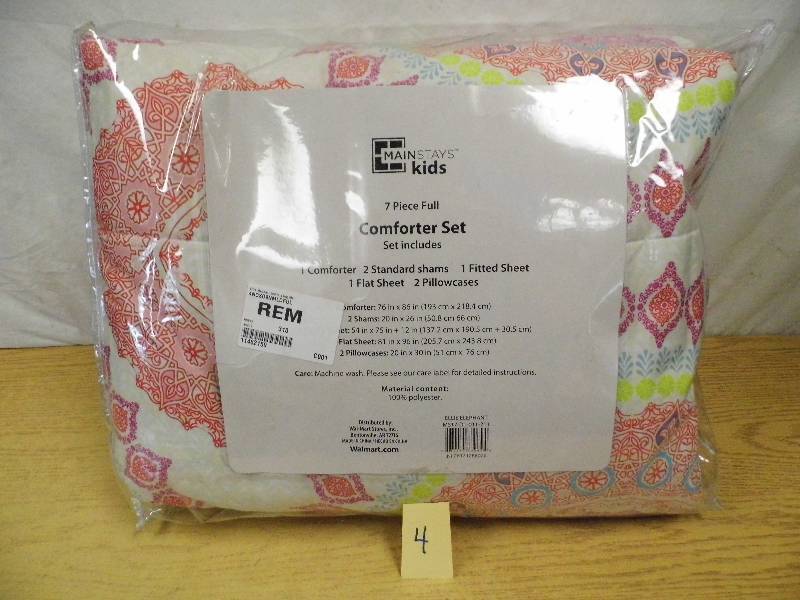 lot 4 image: Mainstays Kids Comforter Set