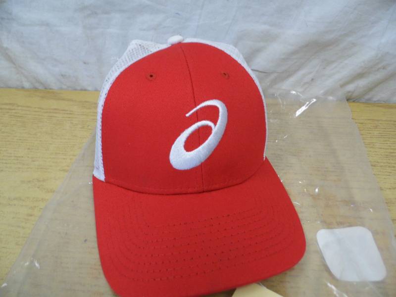 lot 71 image: Asics Hat - Nebraska Ornament