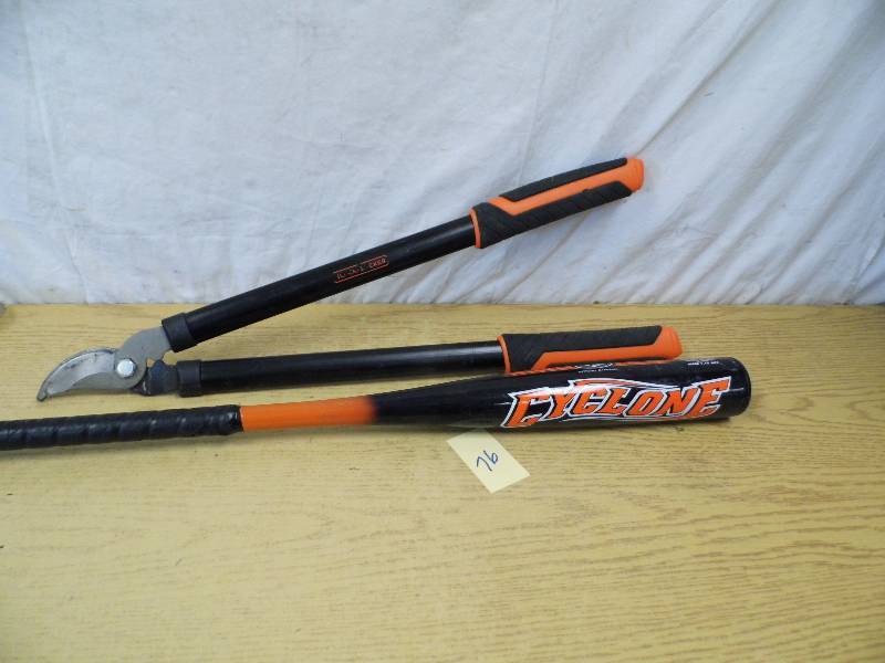 lot 76 image: Black & Decker Trimmer - Cyclone Bat