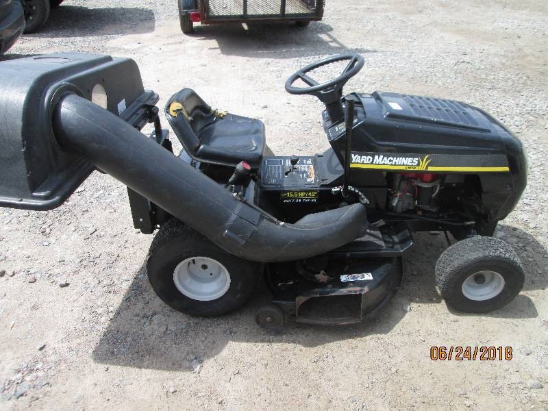 lot 2 image: MTD Yard Machines Lawn Tractor