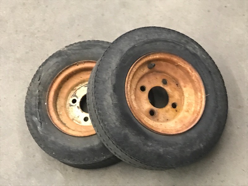 lot 16 image: Trailer Jack & (2) Tires