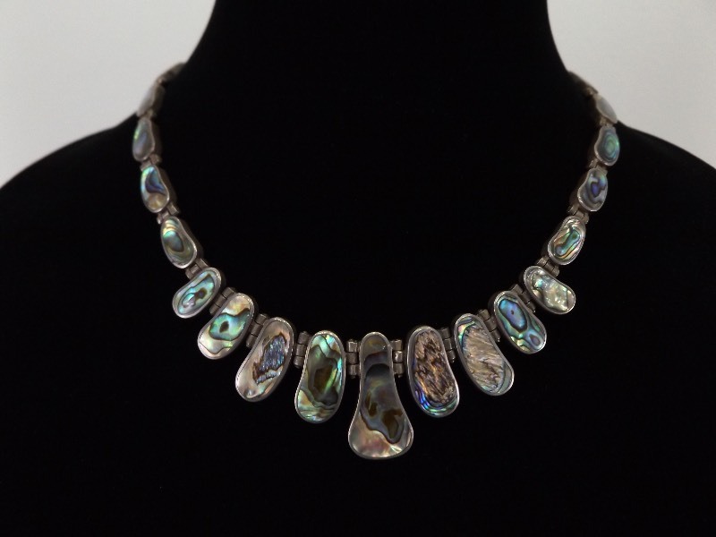 lot 3 image: .925 Sterling Silver Mother of Pearl Princess Necklace