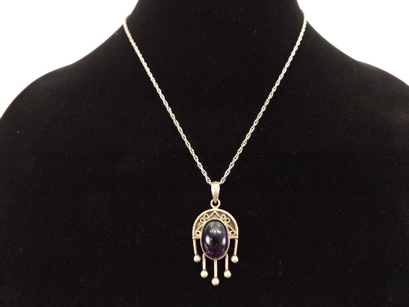 lot 10 image: .925 Sterling Silver Necklace and Amethyst Healing Hand Pendant 