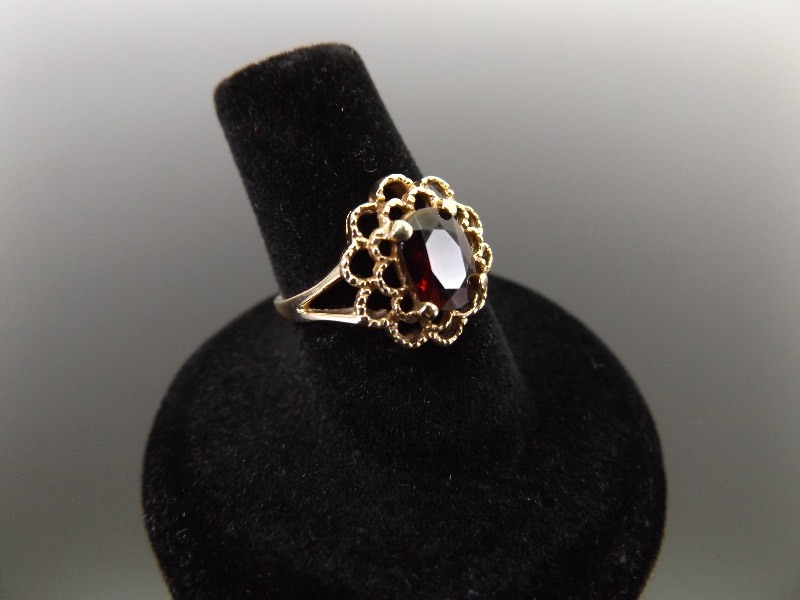 lot 18 image: 10k Yellow Gold Red Garnet Ring Size 6.25