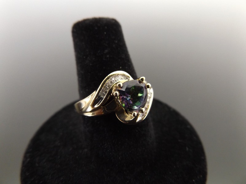 lot 16 image: 10k Yellow Gold and Alexandrite&nbspDiamond&nbspRing Size 7.25