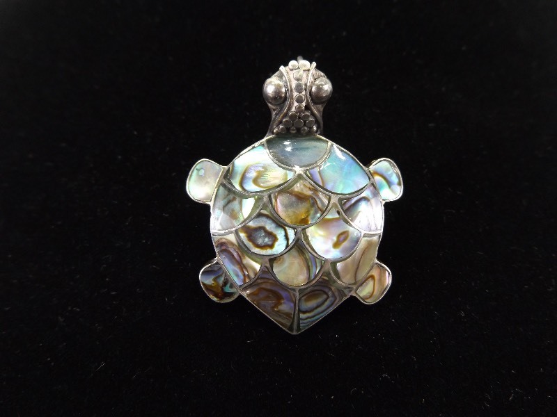 lot 36 image: .925 Sterling Silver Mother of Pearl Turtle BroochPendant
