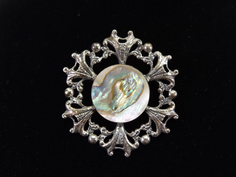 lot 38 image: .925 Sterling Silver Mother of Pearl Brooch