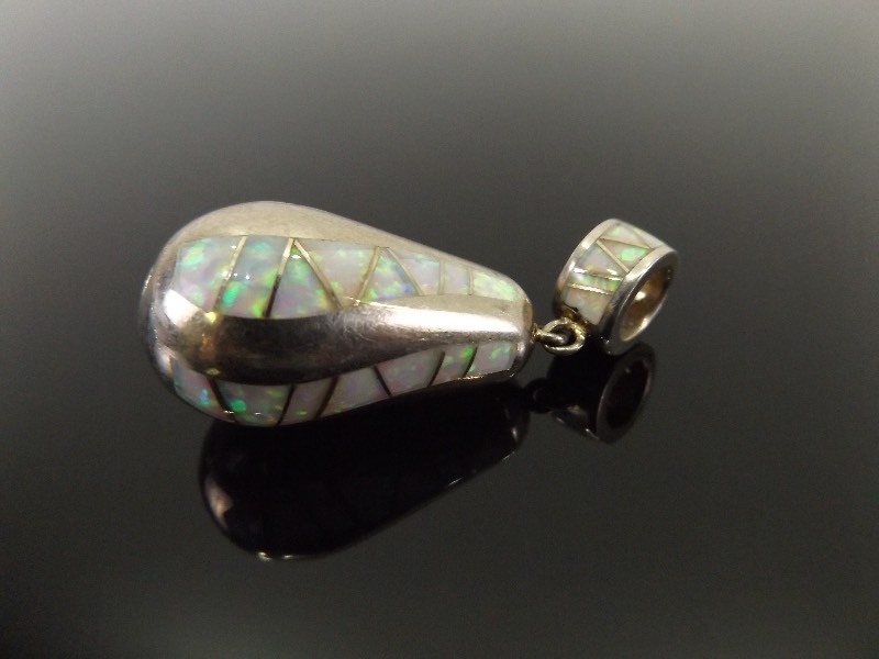 lot 47 image: Larger Sterling Silver Opalescent Gumdrop Pendant