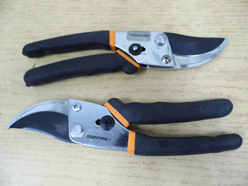 lot 14 image: 2 Pair of Fiskars Bypass Cutters