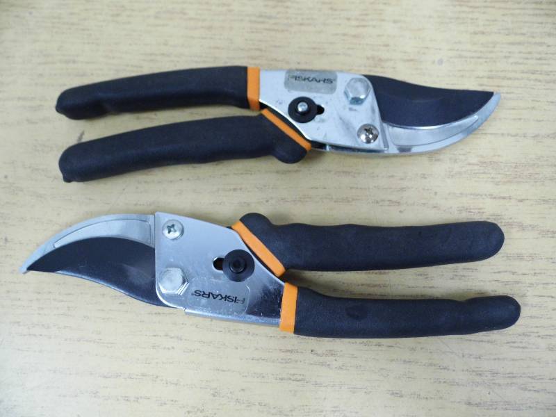 lot 15 image: 2 Pair of Fiskars Bypass Cutters