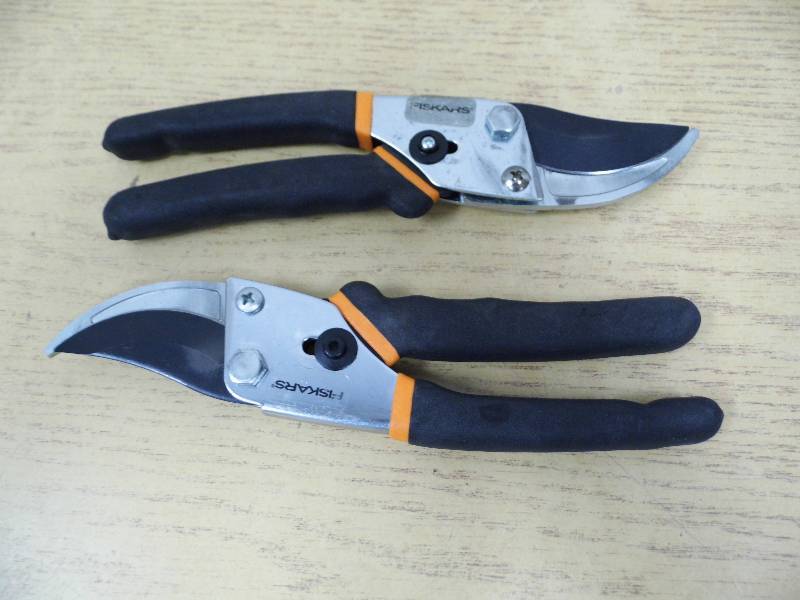 lot 16 image: 2 Pair of Fiskars Bypass Cutters