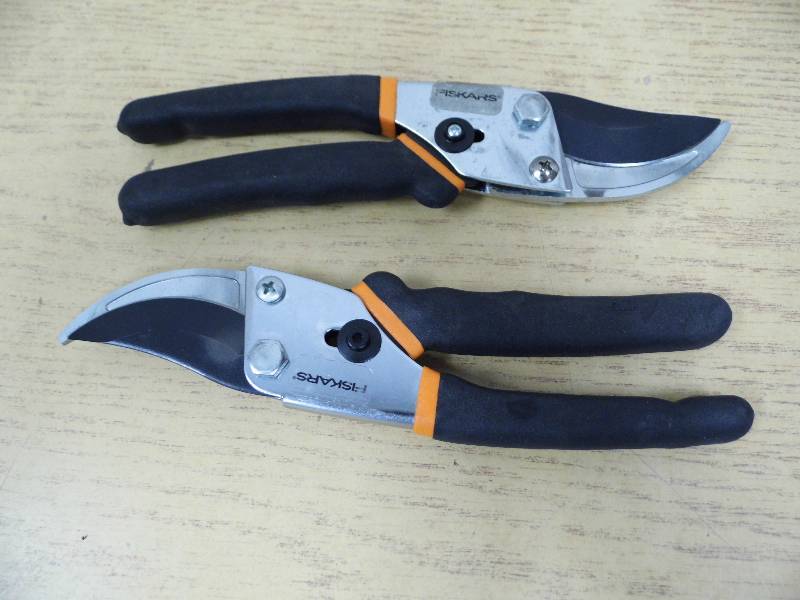 lot 17 image: 2 Pair of Fiskars Bypass Cutters