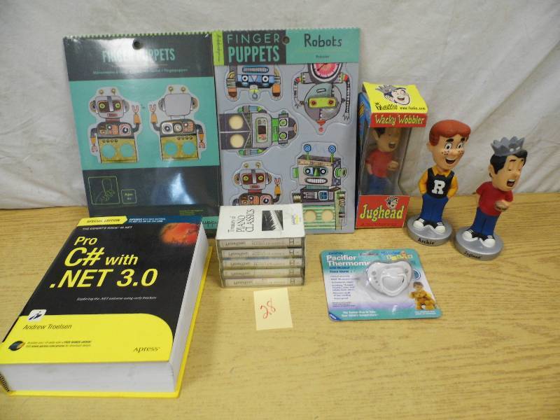 lot 28 image: Puppets - Archie Bobble Heads