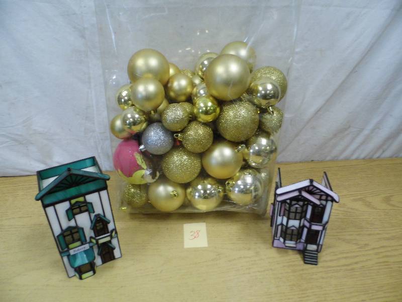 lot 38 image: Strained Glass Buildings - Ornaments