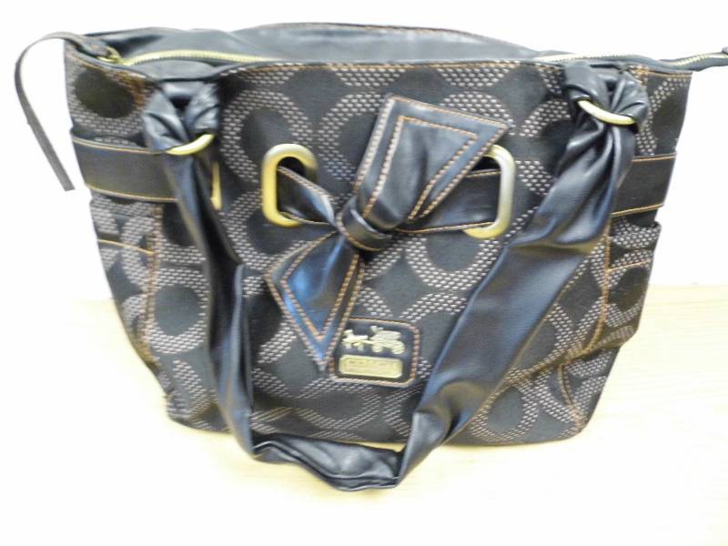 lot 52 image: Coach Purse