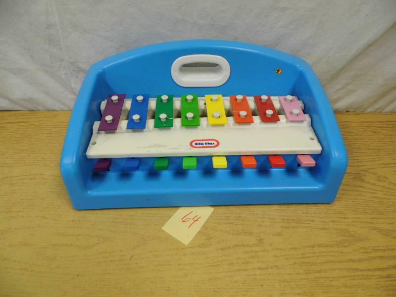 lot 64 image: Little Tikes Piano