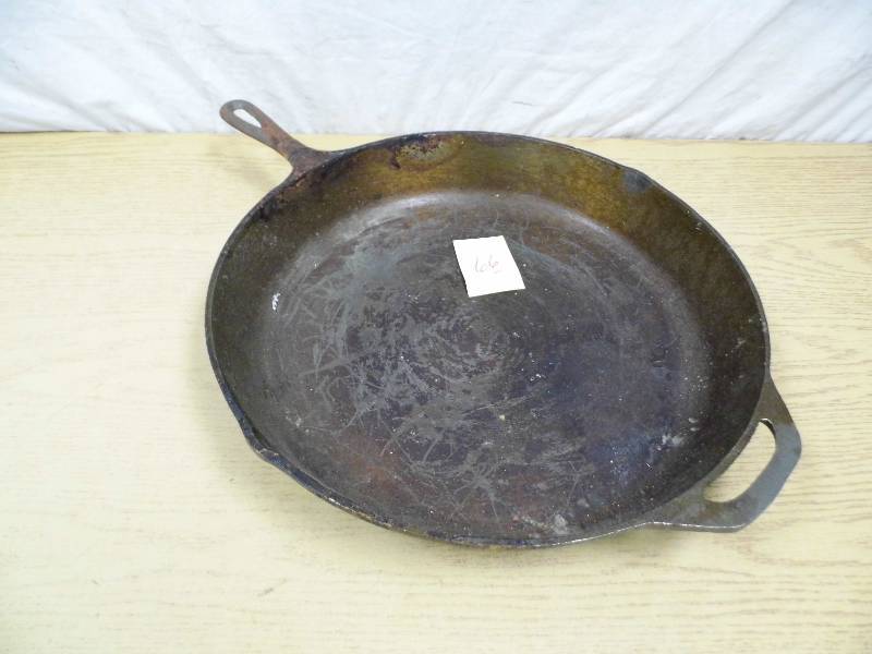 lot 66 image: Lodge Cast Iron Pan