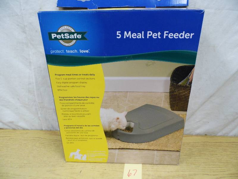 lot 67 image: Pet Safe 5 Meal Pet Feeder