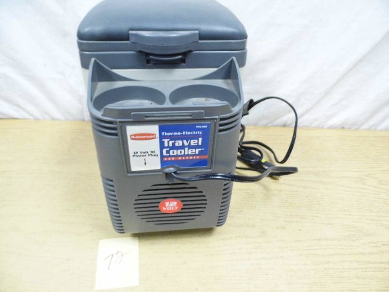 lot 72 image: Rubbermaid Travel CoolerHeater