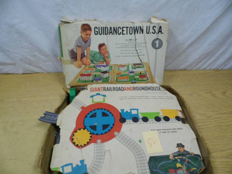 lot 86 image: Vintage Train Set - Town Set