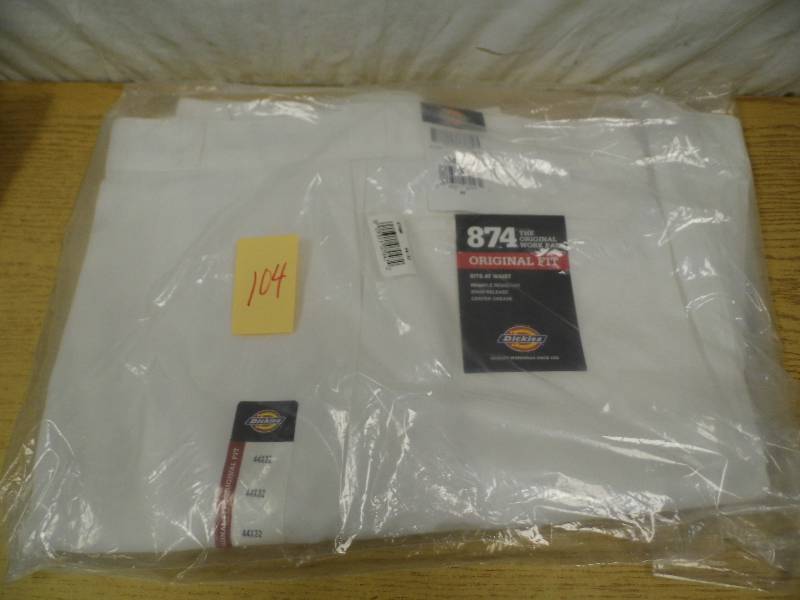 lot 104 image: New Dickies Jeans