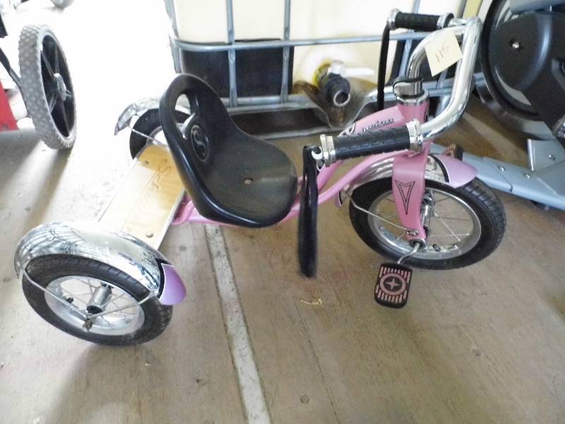 lot 115 image: Schwinn Tricycle