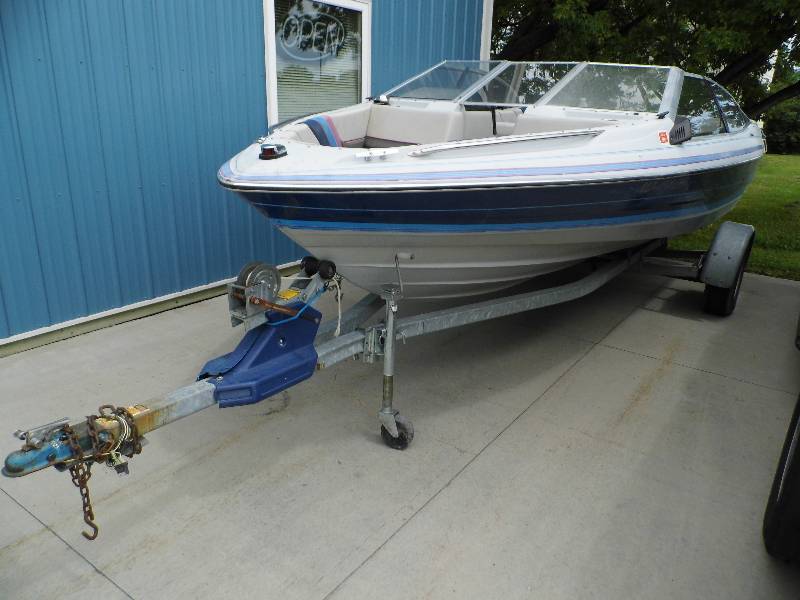 lot 127 image: Bayliner Capri Boat w Trailer